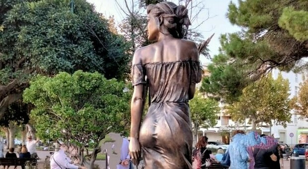 Spigolatrice di Sapri, i neoborbonici: «Al posto della statua valigia di bronzo»