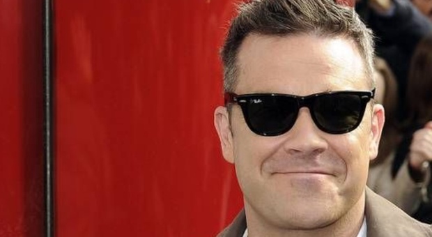 Robbie Williams, 25 anni di carriera tra musica, fama e problemi mentali: «Essere famosi è una grande mer*a »