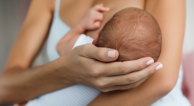 Covid, il latte della mamma vaccinata protegge il bebé: la conferma di uno studio americano