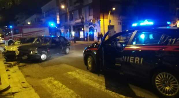 Scontro tra auto in pieno centro a Cassino, tre persone in ospedale in codice rosso