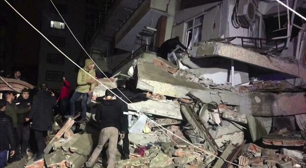 Le terribili immagini del terremoto in Turchia