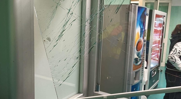 Acerra, a Villa dei Fiori non visitano il figlio: distrugge con un pugno la vetrata