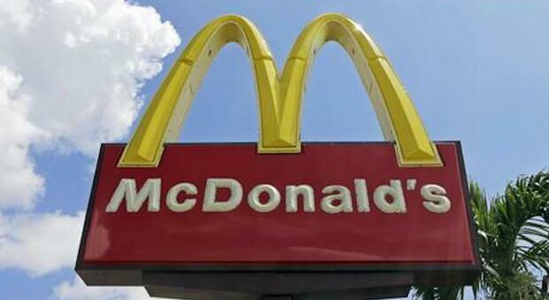 McDonald's riapre a Kiev dopo sette mesi di stop e sorprendono le lunghe code dei clienti