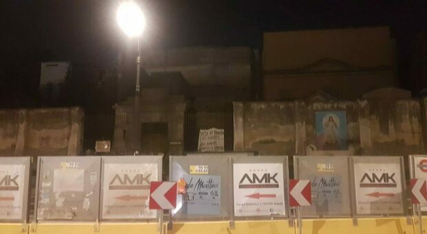 Cimitero di Poggioreale di Napoli, il muro trasformato in bacheca pubblicitaria: la denuncia dei cittadini