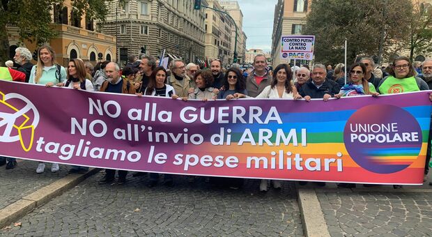 De Magistris alla marcia per la pace a Roma: «No alle guerre di Putin, della Nato e degli Usa»