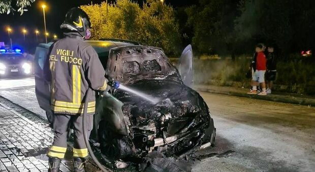Secondigliano, auto in fiamme in via del Cassano: indagini in corso
