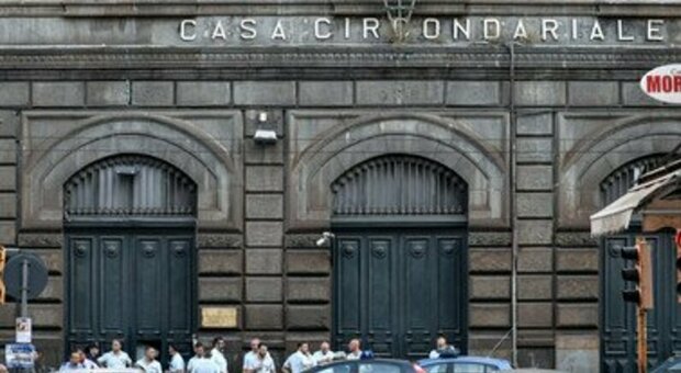 Napoli, nuovi controlli al carcere di Poggioreale: trovati tre cellulari e un caricabatterie