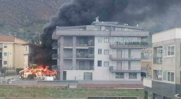 Il bus della Casertana in fiamme