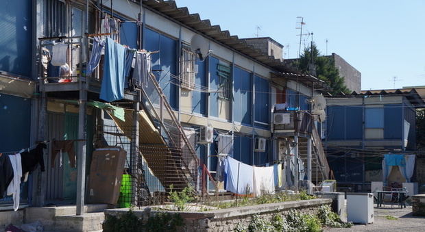 Napoli, «bipiani» in amianto: un anno per bonificare ma serve un tetto per i residenti