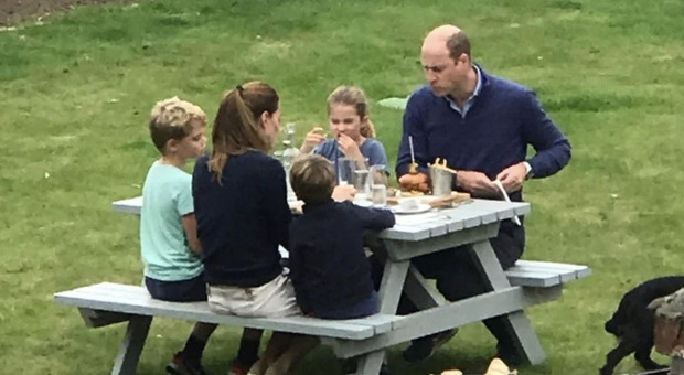 La famiglia reale in un parco a mangiare hamburger: è quanto successo domenica scorsa a Norfolk a William, Kate e i figli