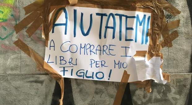 Napoli: "Aiutatemi a comprare i libri per mio figlio ", la richiesta su un muro di Port'Alba