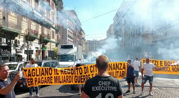 Bollette incendiate in piazza a Napoli: «Non vogliamo pagare la loro guerra»