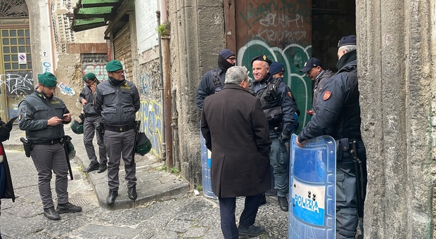 Napoli, sgombero a Palazzo Moscati: l'occupante minaccia di gettarsi dal balcone