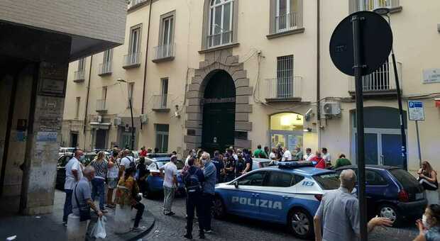 Banco dei Pegni, rissa a Napoli: «Distribuiscono i numeri alle 4 di notte, è una vergogna»