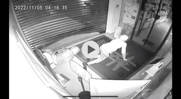 Marano, raid notturno in farmacia: tre banditi scappano all'arrivo dei carabinieri