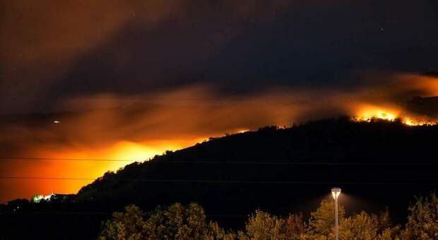Incendio a Polla, la montagna brucia tre volte in un mese: ettari di bosco in fumo