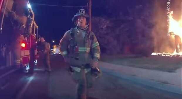 Usa, fattorino salva cinque giovanissimi da una casa in fiamme: sarà onorato nella sua città