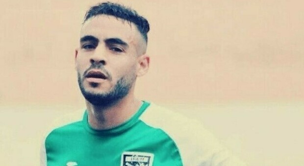 Sofiane Loukar, malore in campo dopo un colpo alla testa: calciatore algerino muore a 30 anni