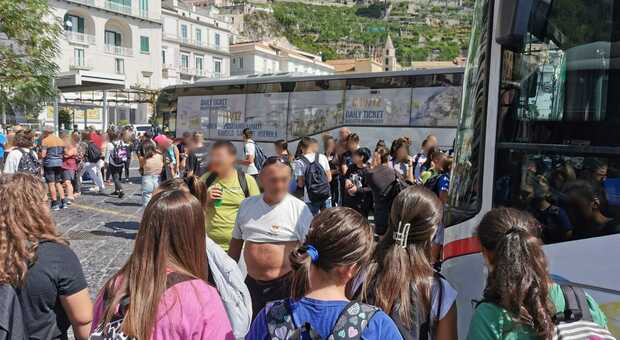 Costiera amalfitana, è caos trasporti: studenti appiedati, ressa per un bus