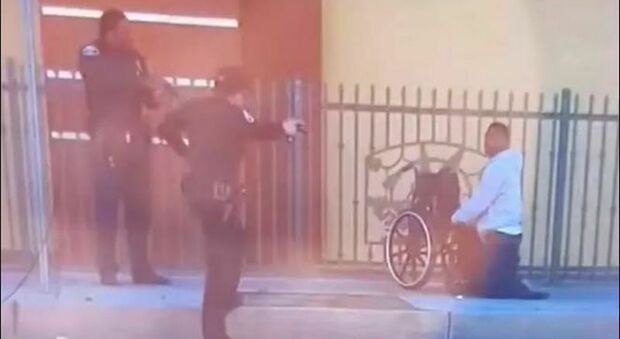 Usa, afroamericano sulla sedia a rotelle ucciso dalla polizia: il video choc