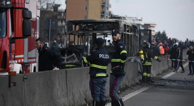 Milano, l'autista che ha dirottato il bus degli studenti: «basta morti in mare, qui non si salverà nessuno»