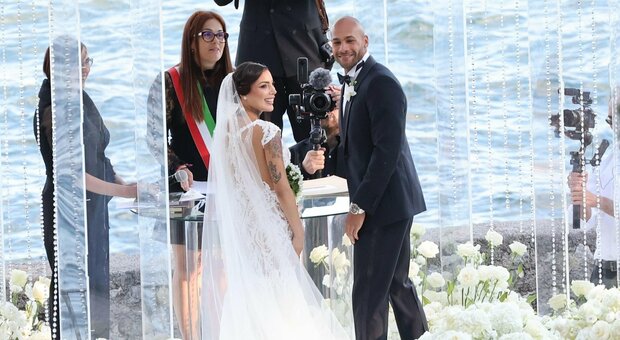 Jacobs, il matrimonio con Nicole Daza: le fedi di diamanti, gli ospiti e l'emozione della mamma sul lago di Garda