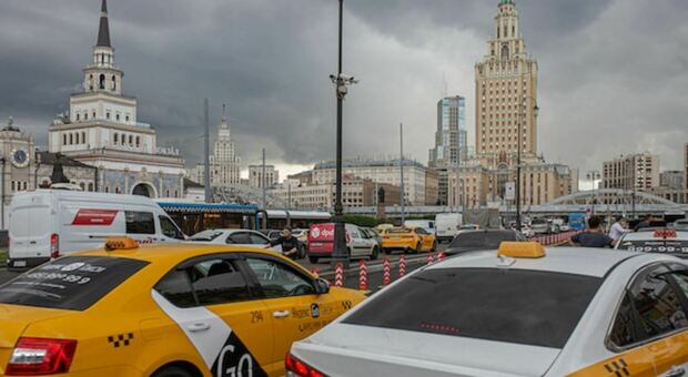 Mosca in tilt, centinaia di taxi chiamati allo stesso indirizzo: attacco hacker