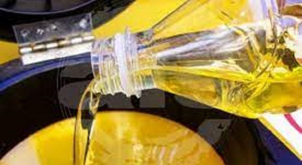 Si può versare l'olio nel contenitore o cestinare la bottiglia sigillata