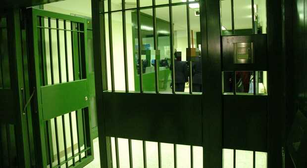 Guardia carceraria si fa corrompere per mille dollari, otto detenute violentate nella loro cella