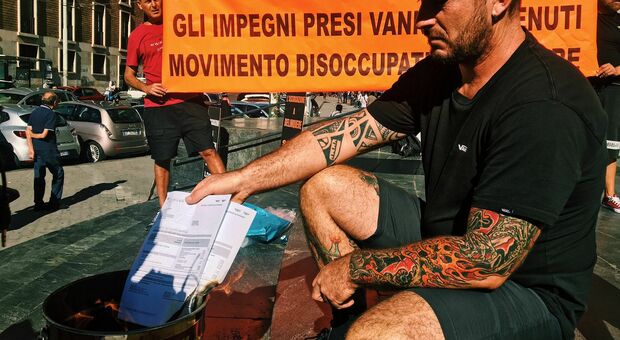 Napoli, i disoccupati bruciano le bollette in piazza: «Noi la crisi non la paghiamo»