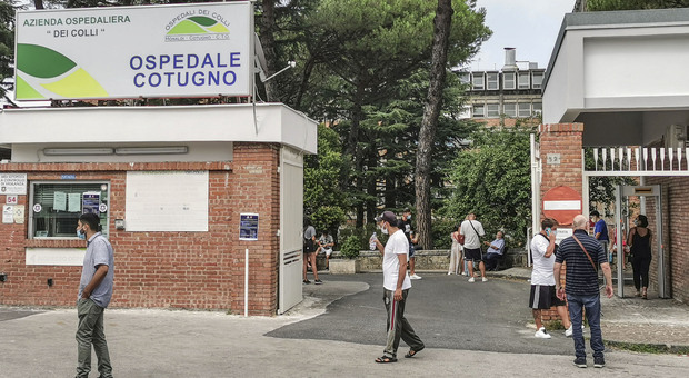 Coronavirus a Napoli, il Cotugno pronto all'emergenza: «Ma restano posti disponibili nei Centri Covid di Ponticelli e Scafati»