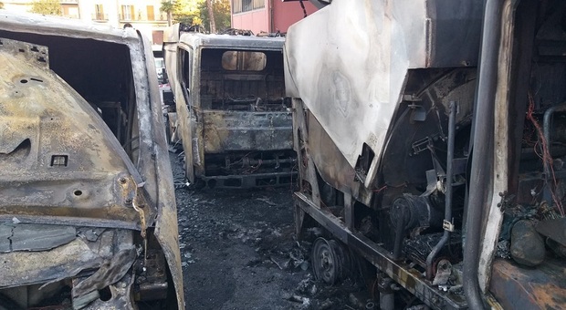 Incendio nel deposito Ama di via Cassia: a fuoco sei mezzi, tre distrutti dalle fiamme. Foto Sei della Cassia se