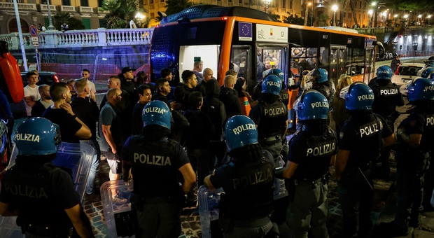 Napoli-Ajax, scontri tra tifosi nella notte: agguato in trattoria davanti ai bambini, quattro ultrà olandesi feriti