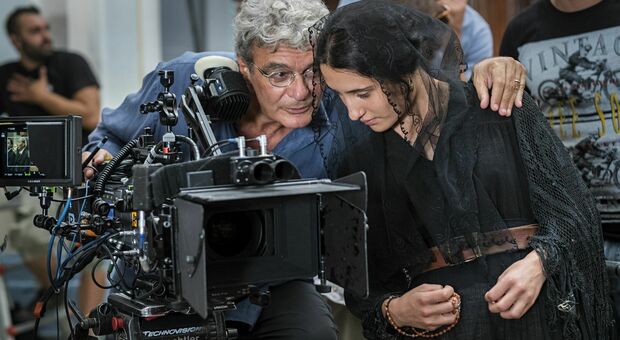 Il regista Mario Martone con Marianna Fontana sul set del film Capri Revolution