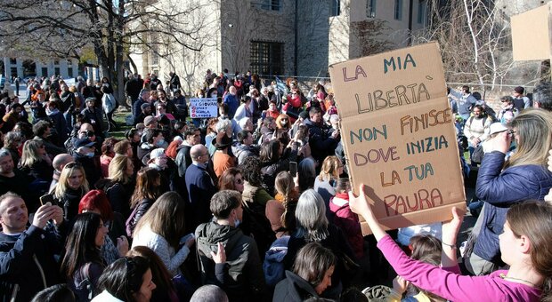 Manifestazione No Mask e No Vax a Torino: ferito un poliziotto, un denunciato e oltre 50 multati
