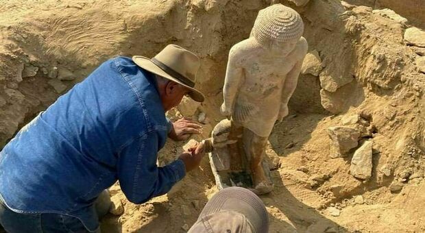 nella foto l'archeologo Zahi Hawass mentre riporta alla luce le statue della necropoli di Saqqara