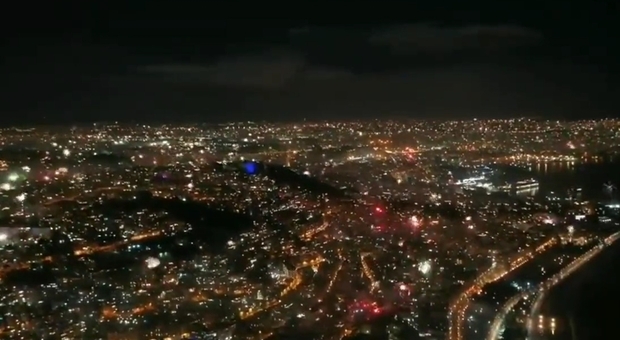 Napoli, il drone riprende dall'alto lo spettacolo dei fuochi d'artificio