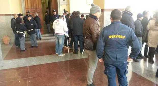 Sospesa la licenza all'Ipervigile, i vigilantes protestano a Salerno