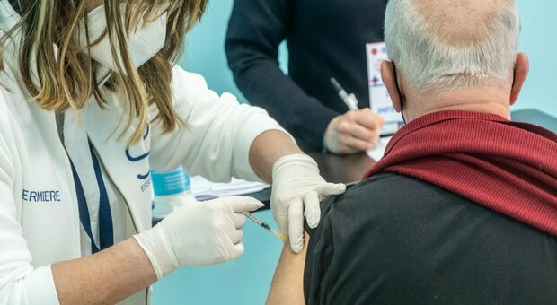 Quarta dose vaccino anti-Covid in Italia, via libera dell'Aifa per gli immunodepressi