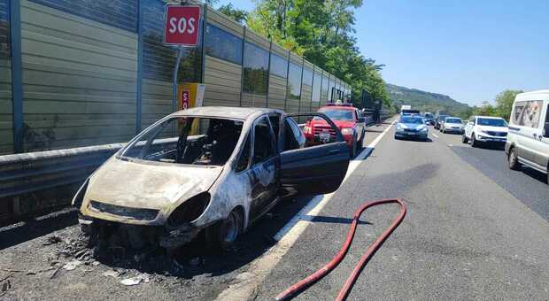 Auto in fiamme sulla A1 nei pressi di Orvieto. Disagi al traffico con coda in direzione Roma