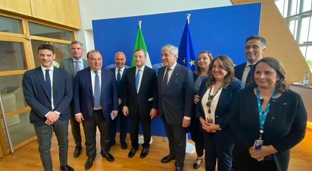 La delegazione di Forza Italia al Parlamento europeo con Tajani e Martusciello assieme all'ex premier Mario Draghi
