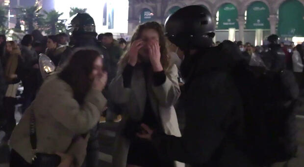 Violenze sessuali di gruppo in piazza Duomo: fermati due giovani a Milano e Torino. Il pm: «Stavano scappando»