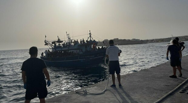 Migranti, ancora sbarchi: centro Lampedusa in tilt. Meloni: «Blocco navale subito, dal 25/9 si volta pagina»