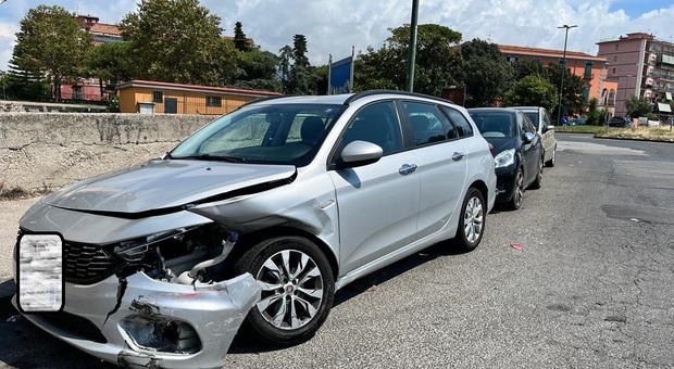 Incidente a Napoli Est, auto impazzita salta sullo spartitraffico e finisce contro tre vetture in sosta