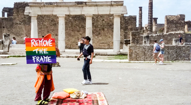 Pompei, coppia di turisti gay accolta negli scavi con un'offesa omofoba: «Arrivano i ricchioni»