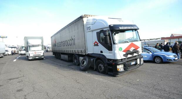 Incidente tra 5 Tir a Capua: nessun ferito ma autostrada per Roma chiusa