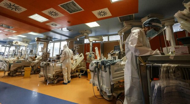 Covid in Campania, 2.173 casi e un morto: indice di contagio al 15,91%, aumentano ricoveri e terapie intensive