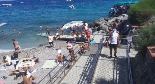 Disabili, il mare dietro le barriere: andare in spiaggia a Napoli è una via crucis
