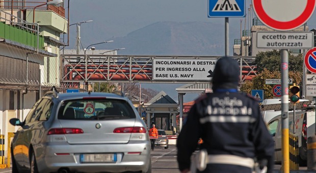 Napoli, tassista abusivo investe i vigili che lo controllano: denunciato