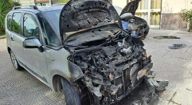 Bruciata l'auto di un assessore, il sindaco: «È il secondo raid, Comune nel mirino»